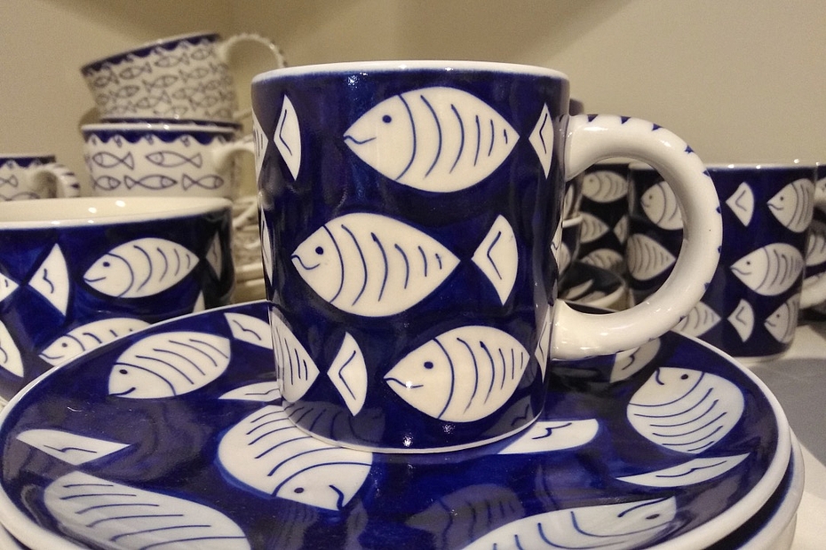 Detailaufnahme Geschirr Fischmuster